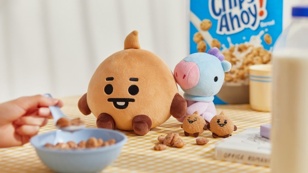 「BT21寶寶系列」全新登場！超萌坐姿娃娃、側背小包，療癒又實用的BT21寶寶通通必收～