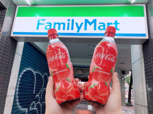 台灣也喝得到「草莓可口可樂」!可口可樂首次推出草莓口味,現在全家就買得到!