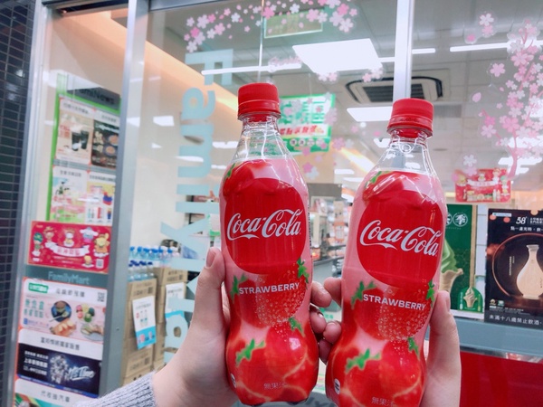 台灣也喝得到「草莓可口可樂」!可口可樂首次推出草莓口味,現在全家就買得到!