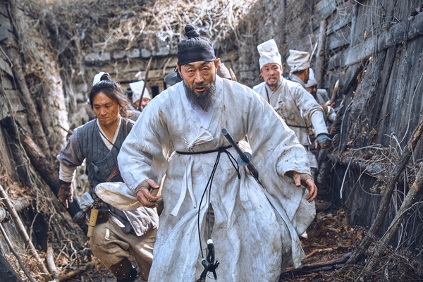 Netflix《李屍朝鮮2》7大待解謎團！李蒼身邊奸細是誰？「生死草」能不能解喪屍病毒？