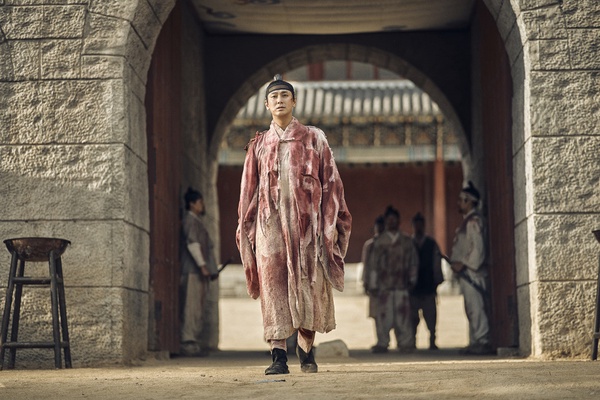 Netflix《李屍朝鮮2》7大待解謎團！李蒼身邊奸細是誰？「生死草」能不能解喪屍病毒？