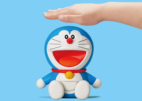 終於能擁有哆啦A夢了！日本玩具廠推出「哆啦A夢智能機器貓」，百變表情還會說話互動！