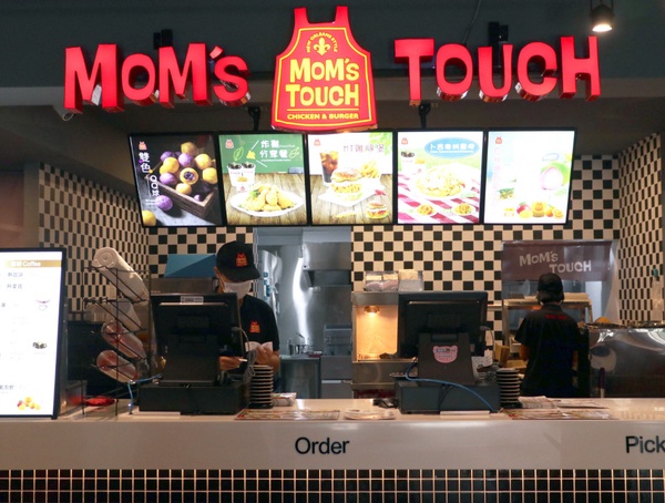 MoM's TOUCH來台北了！韓國第二大速食品牌，插旗台北師大商圈，韓式炸雞漢堡認真罪惡