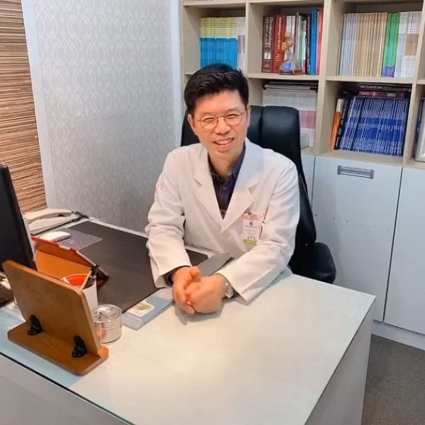 過了20歲還在長的「成人痘」更難治！皮膚科醫師詳解四大成人痘成因、正確抗痘方法！