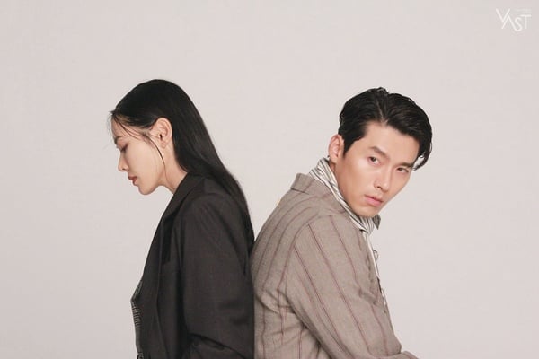 《愛的迫降》玄彬&孫藝珍CP寫真甜翻！孫藝珍躲玄彬大衣甜笑，根本是正赫&世理甜寵日常