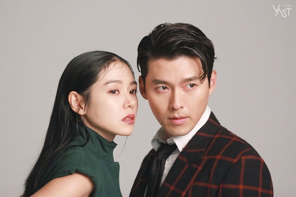 《愛的迫降》玄彬&孫藝珍CP寫真甜翻!孫藝珍躲玄彬大衣甜笑,根本是正赫&世理甜寵日常