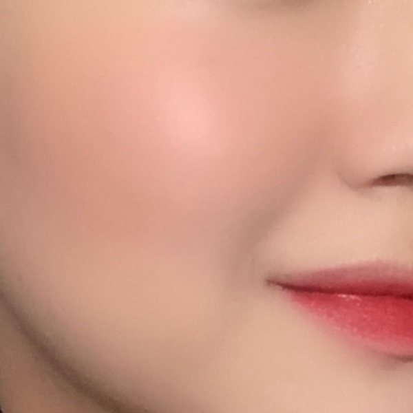 底妝反黑「腮紅顏色」是關鍵！韓星彩妝師TOP 6顯白腮紅推薦，黃肌用這顆秒亮三階