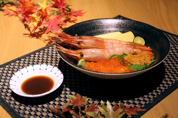 日本橋海鮮丼辻半「日本極上黑鮪丼」限量登場，滿滿鮭魚卵的奢華海鮮丼根本是夢幻逸品