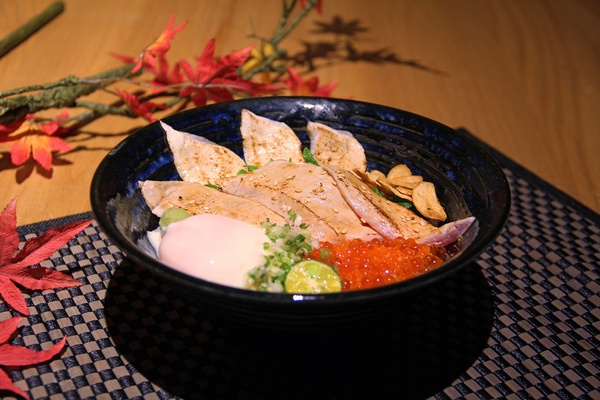 日本橋海鮮丼辻半「日本極上黑鮪丼」限量登場，滿滿鮭魚卵的奢華海鮮丼根本是夢幻逸品