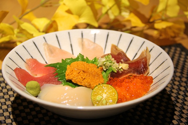 日本橋海鮮丼辻半「日本極上黑鮪丼」限量登場，滿滿鮭魚卵的奢華海鮮丼根本是夢幻逸品