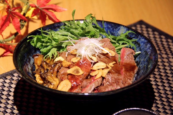 日本橋海鮮丼辻半「日本極上黑鮪丼」限量登場，滿滿鮭魚卵的奢華海鮮丼根本是夢幻逸品