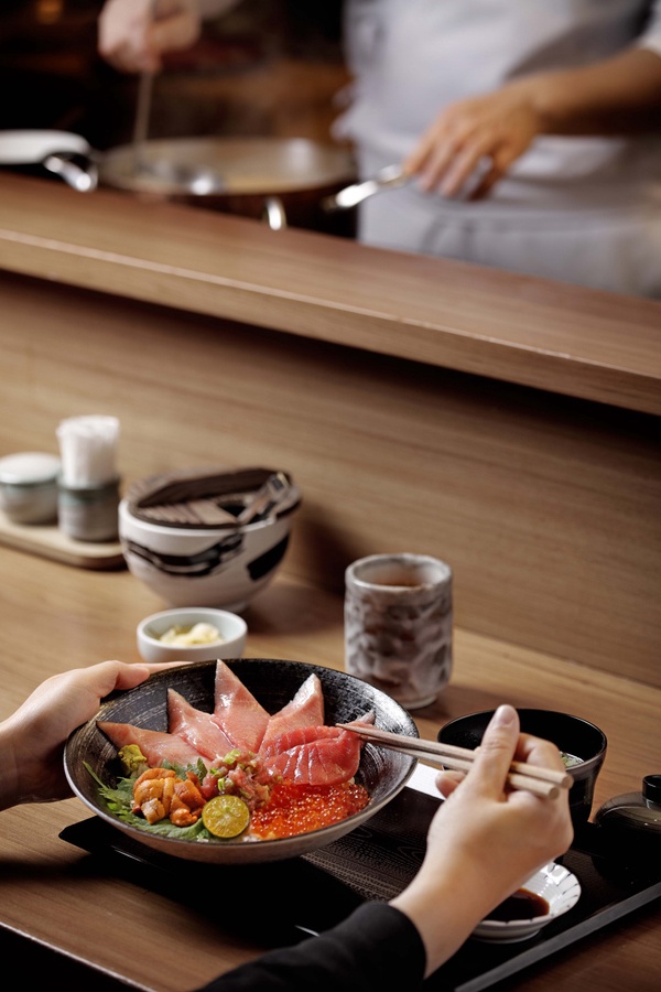 日本橋海鮮丼辻半「日本極上黑鮪丼」限量登場，滿滿鮭魚卵的奢華海鮮丼根本是夢幻逸品