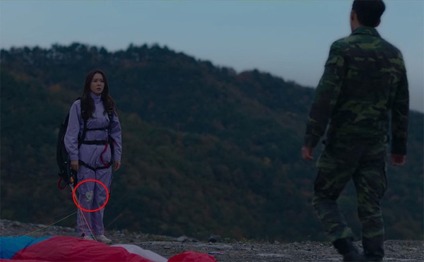 《愛的迫降》8個隱藏彩蛋！書櫃&郵件有秘密，正赫的軍裝愛心，原來是「情侶同款」！