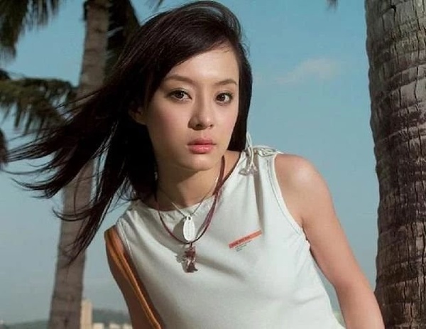 楊冪戴牙套青澀照曝光！10位流量女星的早年舊照，劉亦菲依然仙，楊紫、趙麗穎變化好大