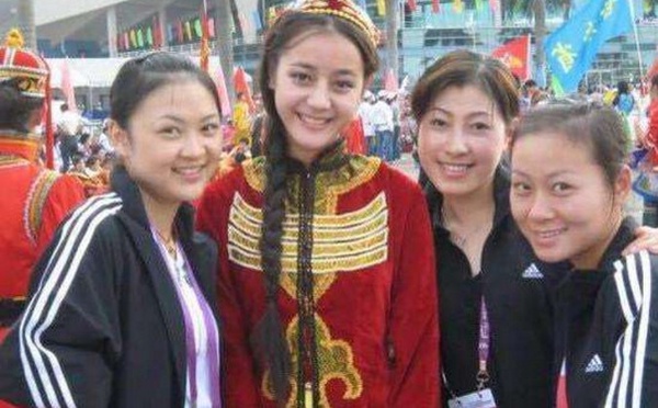楊冪戴牙套青澀照曝光！10位流量女星的早年舊照，劉亦菲依然仙，楊紫、趙麗穎變化好大
