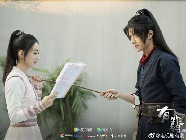 楊冪戴牙套青澀照曝光！10位流量女星的早年舊照，劉亦菲依然仙，楊紫、趙麗穎變化好大