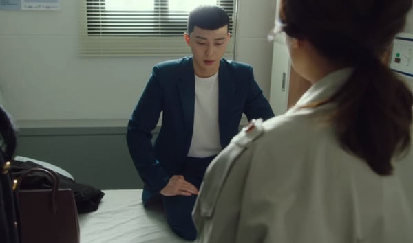 《梨泰院Class》結局甜炸！朴敘俊成「告白狂魔」，捧臉深吻金多美，朴寶劍帥氣登場！