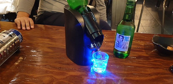 韓國SNS爆紅「自動斟酒機」，可調節酒量+超酷炫LED燈，酒鬼家中必備！