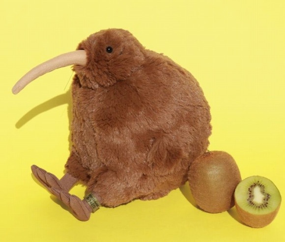 日本推出「奇異鳥吊飾」&「奇異鳥娃娃」，呆萌又可愛，還附水果防撞套秒變身奇異果～