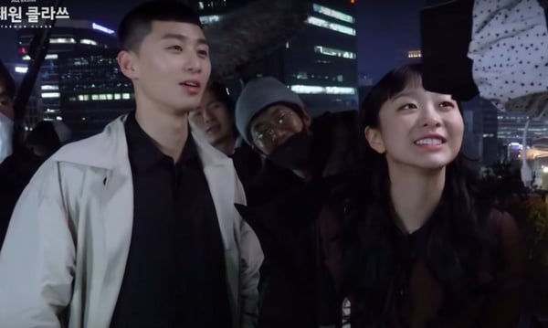 《梨泰院Class》結局花絮超甜！朴敘俊連啾金多美N下、慣性摸頭，根本是調皮大哥哥！
