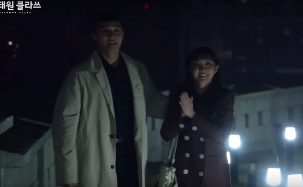 《梨泰院Class》結局花絮超甜！朴敘俊連啾金多美N下、慣性摸頭，根本是調皮大哥哥！
