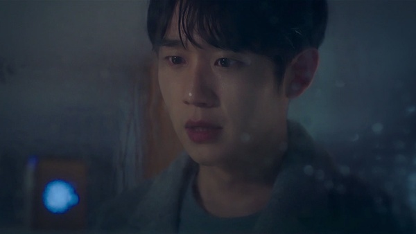 《一半的一半》首播丁海寅4個「心動對視」！瞬間回眸、雷雨夜望窗，就是最強初戀系！