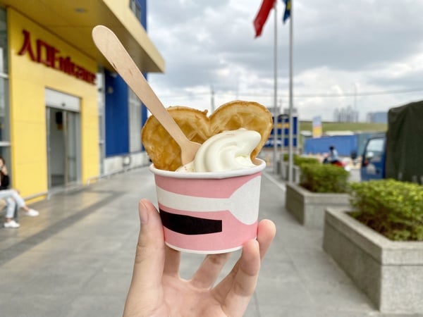 IKEA季節限定「甜心冰淇淋」回歸囉!超萌的愛心鬆餅,搭配香草霜淇淋,兩個銅板就搞定