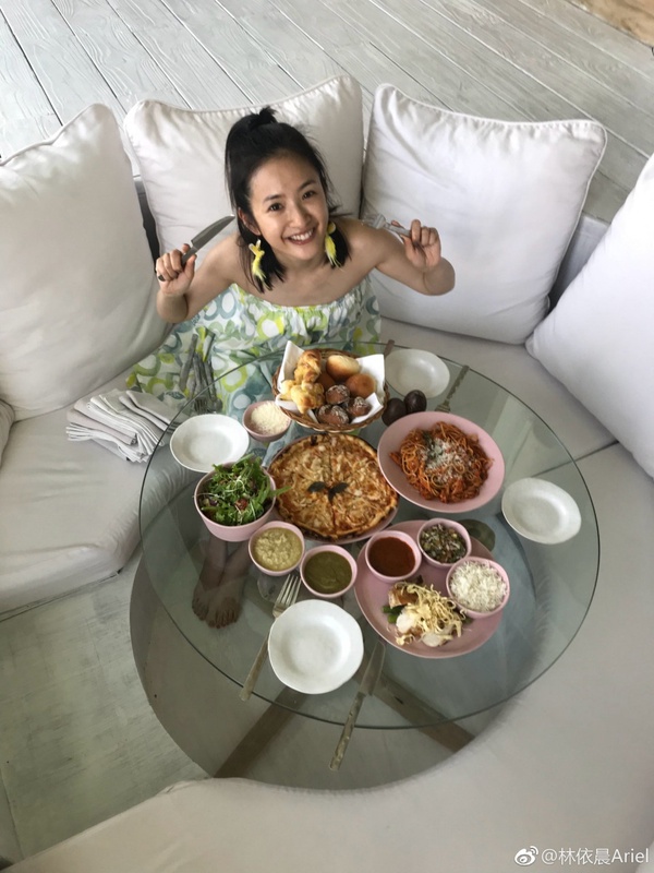 林依晨佛系抗疫！戴口罩臉不爛養膚法，大口吃飯不長肉技巧，難怪歲月不捨得留痕跡！