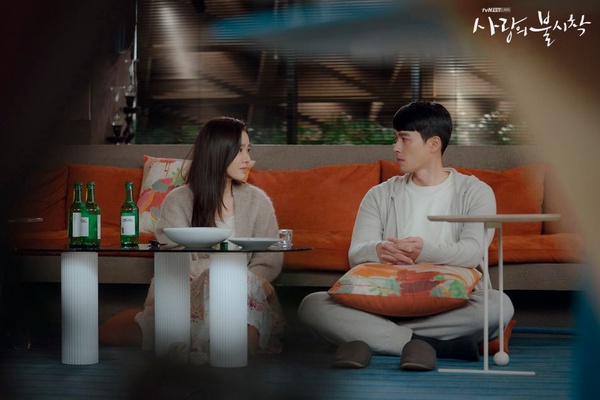 《愛的迫降》藏超多玄彬&孫藝珍作品！雨中撐傘、喝燒酒，《秘密花園》這幕也被致敬？
