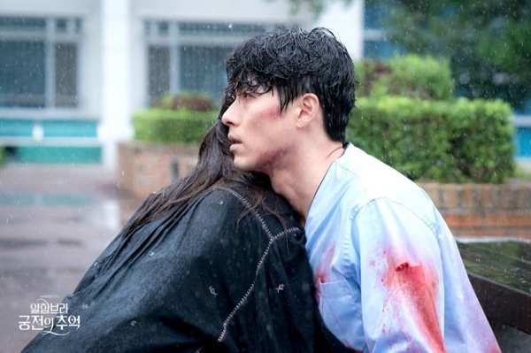 《愛的迫降》藏超多玄彬&孫藝珍作品！雨中撐傘、喝燒酒，《秘密花園》這幕也被致敬？