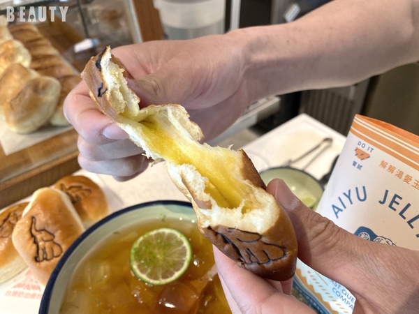 IG超夯的「解解渴有限公司」大象餐包！超療癒的大象烙印，加碼酸甜的野生愛玉也是必點