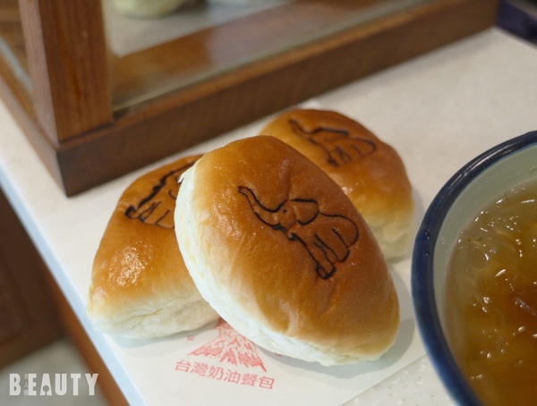 IG超夯的「解解渴有限公司」大象餐包！超療癒的大象烙印，加碼酸甜的野生愛玉也是必點