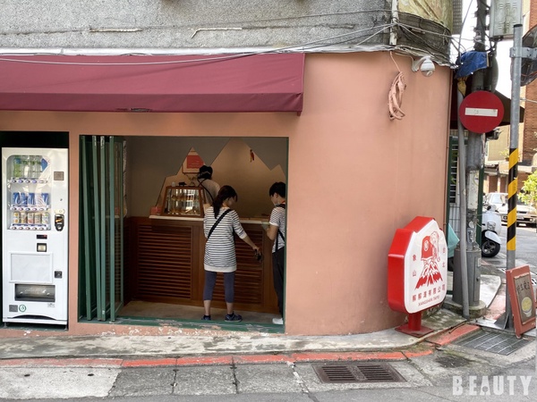 IG超夯的「解解渴有限公司」大象餐包！超療癒的大象烙印，加碼酸甜的野生愛玉也是必點