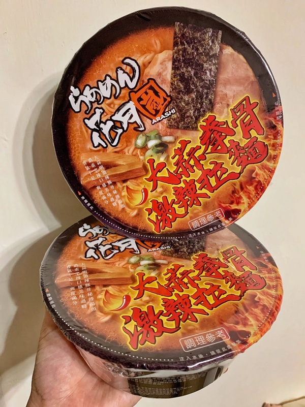 全家 x 花月嵐「大蒜拳骨激辣拉麵」上市！全家推花月嵐泡麵，經典大蒜加豚骨激辣過癮
