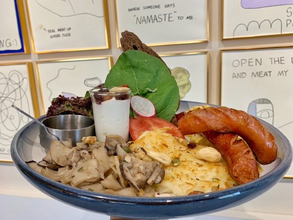 台北網美最愛打卡夯店「MEAT UP」升級登場，芋泥甜點、泡泡調酒、早午餐輕食好拍好吃