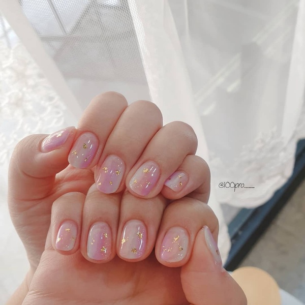 美甲控必收！春夏最鮮嫩「草莓牛奶」光療指彩精選，顯白又可愛，讓人好想牽起手！