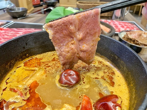 半自助吃到飽火鍋再加一！平價小火鍋「鉄火鍋」首店插旗板橋，加碼和牛滷肉飯吃到飽！