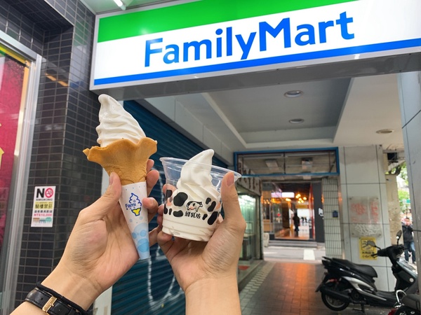 全家便利商店X鮮乳坊推「小農牛奶霜淇淋」， 奶味香濃期間限定2支特價59元！