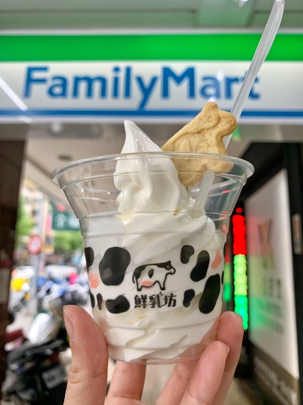 全家便利商店X鮮乳坊推「小農牛奶霜淇淋」， 奶味香濃期間限定2支特價59元！
