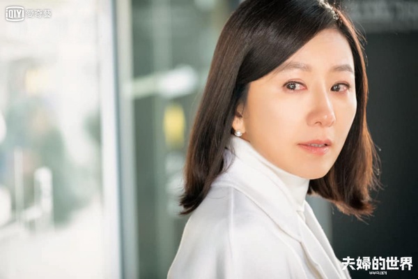 《夫婦的世界》金喜愛已經54歲！緊緻膚質vs.逆天身材管理祕公開！