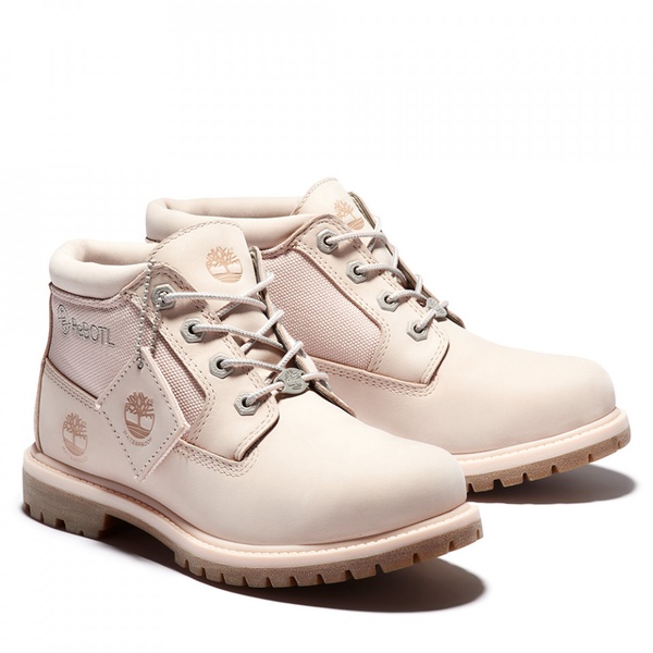 Timberland「櫻花粉中筒靴、草莓巧克力短靴」新上市，帥氣甜美兼具，根本小仙女必備～