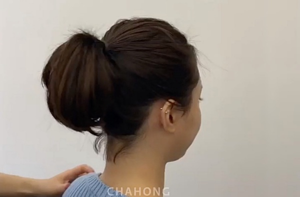 短髮好難綁？韓國髮型師短髮綁馬尾技巧，關鍵「分層綁」，短髮也能綁韓系馬尾、包包頭