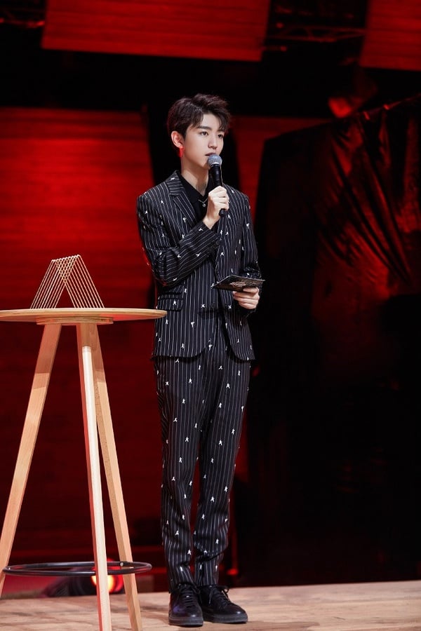 李現新封面秀長腿！內娛公佈10男星真實身高體重，李現比王一博重15kg，高偉光191巨人