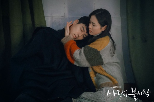 《愛的迫降》8項超狂紀錄！Netflix觀看全球第5、影片點擊破億，玄彬&孫藝珍魅力超強大