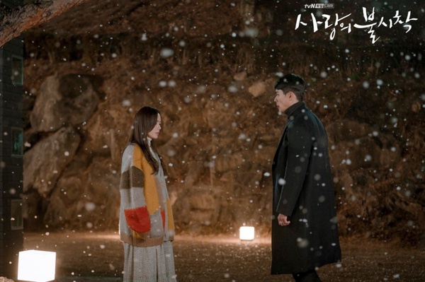 《愛的迫降》8項超狂紀錄！Netflix觀看全球第5、影片點擊破億，玄彬&孫藝珍魅力超強大