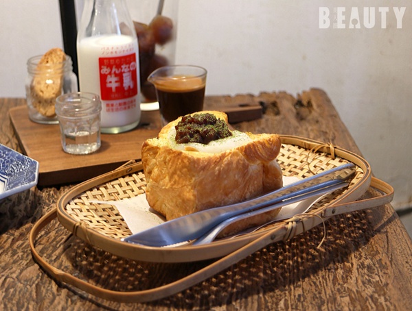 IG超夯的紅豆麻糬丹麥吐司!新北老宅咖啡店「Merci vielle」,經典的咖啡拿鐵也超可愛
