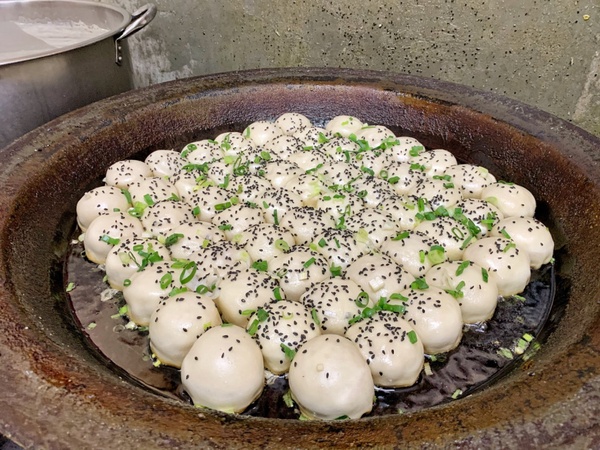 一咬爆漿的煎包！超人氣「老上海生煎」黃金脆皮超級爆汁，滿滿餡料誘人必吃！