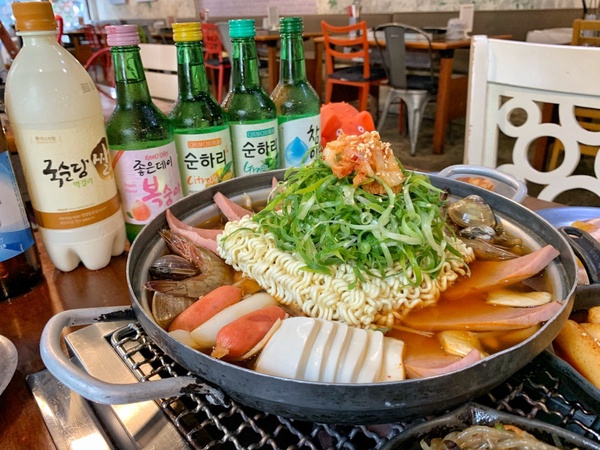 日式韓國生菜包烤肉「菜豚屋」肉量1.5倍大升級！滿滿韓式配菜加豬豬炒飯必吃！
