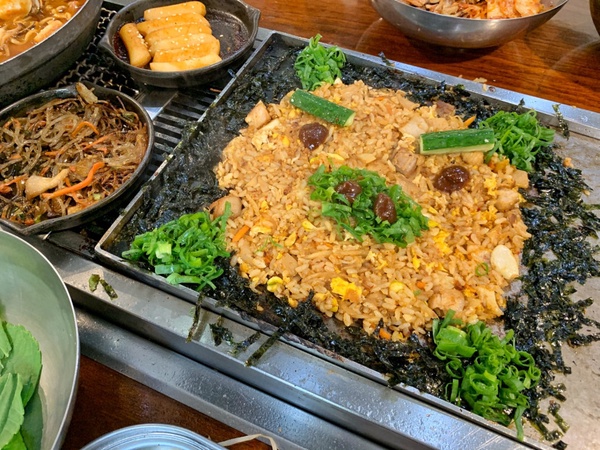 日式韓國生菜包烤肉「菜豚屋」肉量1.5倍大升級！滿滿韓式配菜加豬豬炒飯必吃！