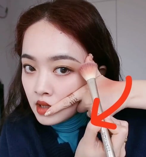 腮紅怎麼畫都俗氣?根據臉型畫腮紅教學,7字刷法圓臉人必學,IU畫法能立體五官最顯嫩